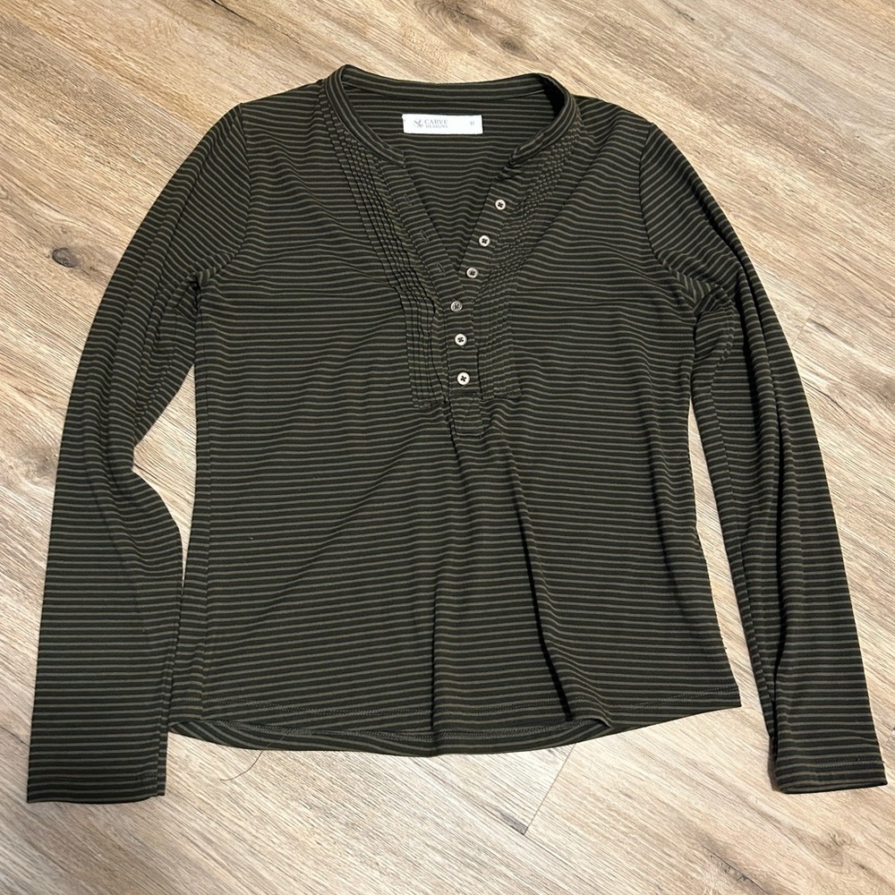 Carve Designs Henley long sleeve shirt size medium